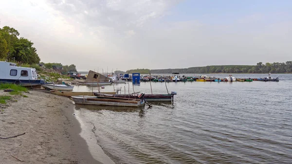 Sremski Karlovci Serbien Augusti 2022 Förtöjda Fiskebåtar Vid Marina Dock — Stockfoto