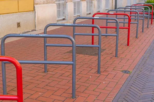 Estantes Estacionamiento Bicicletas Vacías Postes Pilonas Ciudad —  Fotos de Stock