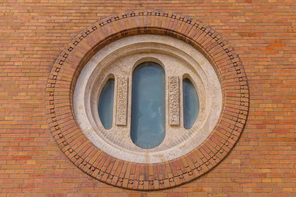 Rond Venster Bij Votive Church Brick Wall Szeged Met Vogels — Stockfoto