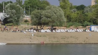 Szeged, Macaristan - 01 Ağustos 2022: Tisza Nehri Kasaba Plajı Sıcak Güneşli Yaz Günü Panorama.