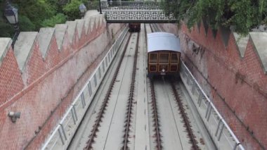 Budapeşte, Macaristan - 31 Temmuz 2022: Budavari Siklo Demiryolu Hattı Tepedeki Zoom 'daki Buda Kalesi.