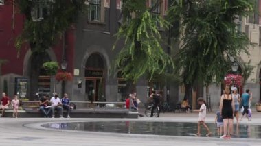 Subotica, Sırbistan - 01 Ağustos 2022: Özgürlük Meydanı Tarihi Belediye Binası Sıcak Yaz Günü Eğiliyor.