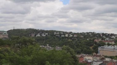 Budapeşte, Macaristan - 31 Temmuz 2022: Buda Şehri Panorama Şehri Bulutlu Hava Yaz Günü.