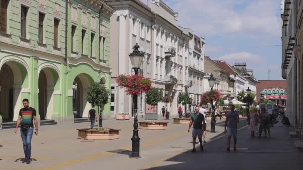 スボティツァセルビア 2022年8月1日 コルゾ プロムナード ストリートを歩く人々暑い夏の日 — ストック動画