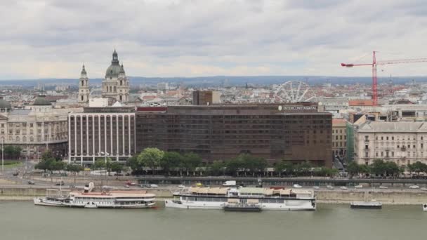 ブダペスト ハンガリー 2022年7月31日 ホテル インターコンチネンタル ビルディング ドナウ川沿岸のハンガリーの首都 曇りの夏の日のズーム — ストック動画