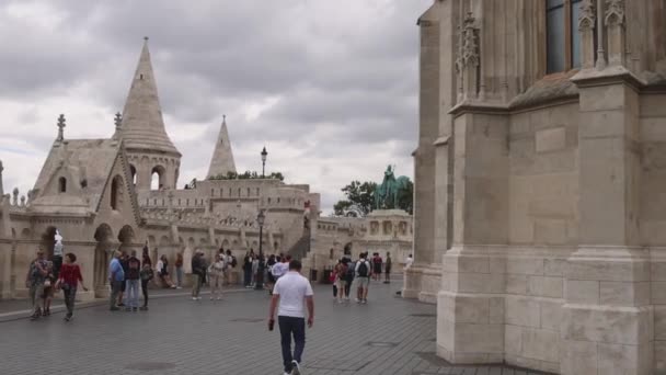 Budapest Hungría Julio 2022 Muchos Turistas Visitan Bastión Pescadores Halaszbastya — Vídeo de stock