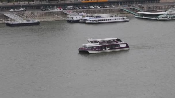 ブダペスト ハンガリー 2022年7月31日 観光船ニムロド首都の夏の日にドナウ川での旅行ズーム — ストック動画
