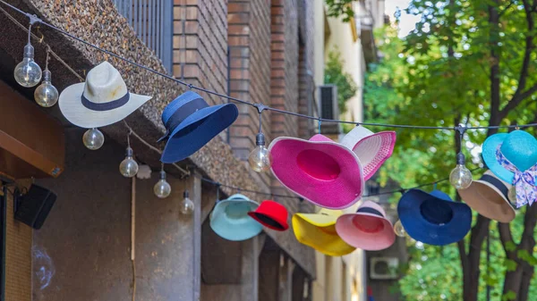 Μοντέρνα Πολύχρωμα Καπέλα Κρέμονται Στο Street Decor Summer — Φωτογραφία Αρχείου