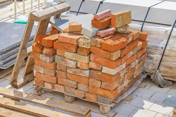 Empilement Briques Usagées Palette Matériau Construction Récupéré — Photo