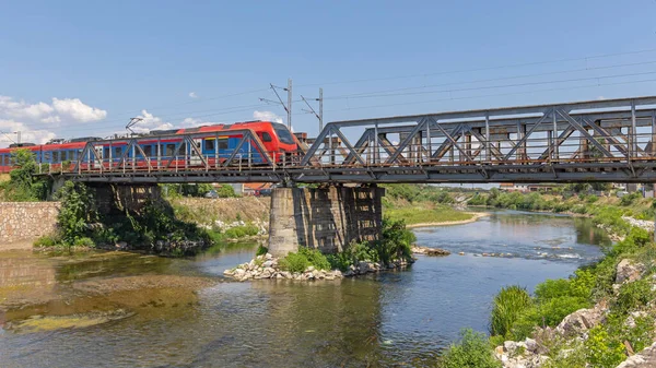 Vlak Městské Dopravy Mostu Přes Řeku Letní Den — Stock fotografie