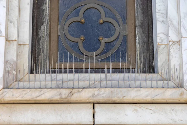 Lleno Ventana Iglesia Mármol Con Agujas Protección Aves — Foto de Stock