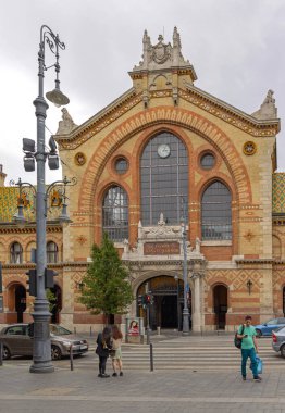 Budapeşte, Macaristan - 31 Temmuz 2022: Eski Şehir Merkezi 'ndeki Merkez Pazar Salonuna Ana Giriş.
