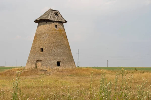 2022年7月30日 セルビア メレンツィ ヴォイヴォディナ州のメレンツィ村近郊のフィールドに古い風車構造物を放棄 — ストック写真