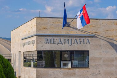 Nis, Sırbistan - 04 Ağustos 2022: Büyük Dönem Arkeoloji Parkı Medijana yakınlarında Konstantin 'den Antik Siteye Giriş.