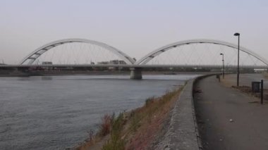 Novi Sad Yaz zoom 'unda Tuna Nehri üzerindeki Yeni Zezelj Köprüsü