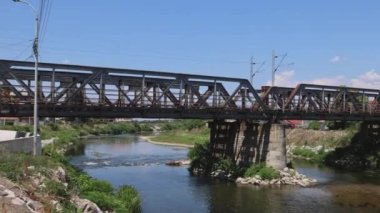 Demir Demiryolu Köprüsü Alçak Gelgit Nehri üzerinde Nisava Sıcak Yaz Günü tavasında