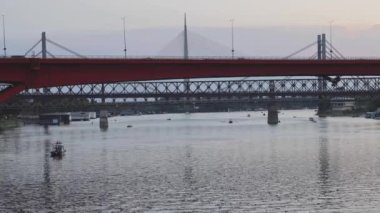 Sava Nehri üzerindeki Turuncu Gazela Köprüsü Belgrad Alacakaranlığı