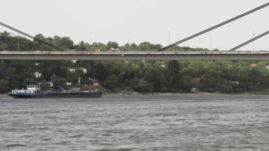 Tuna Nehri 'ndeki Köprü Altından Otomatik İticili Kargo Mavnası Gemisi Geçiyor