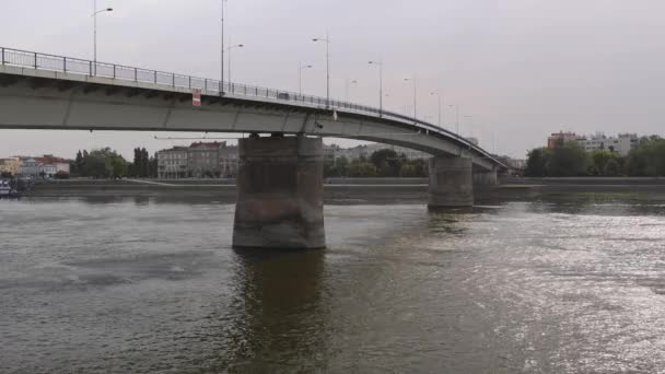 Novi Hüzünlü Yaz Öğleden Sonra Tuna Nehri Üzerindeki Varadin Köprüsü — Stok video