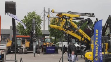 Belgrad, Sırbistan - 27 Nisan 2022: Yeni Yükleyici Kazıcı Kazıcı Kazı Makineleri Volvo ve İyi Yıl Lastikleri Fuar Standı İnşaat Fuarı 'nda.