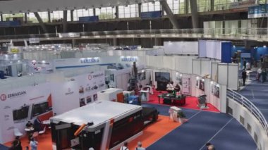 Belgrad, Sırbistan - 24 Mayıs 2022: Yenilik Teknolojisi Endüstriyel Fuarı Büyük Salon tavasında Uluslararası Teknik Fuar.
