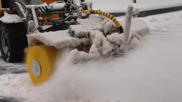 Belgrad Serbien December 2021 Snöborttagning Makt Borste Maskin Gatan Centrum — Stockvideo