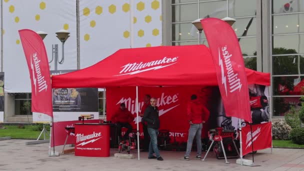 Belgrado Servië April 2022 American Company Milwaukee Tools Red Stand — Stockvideo