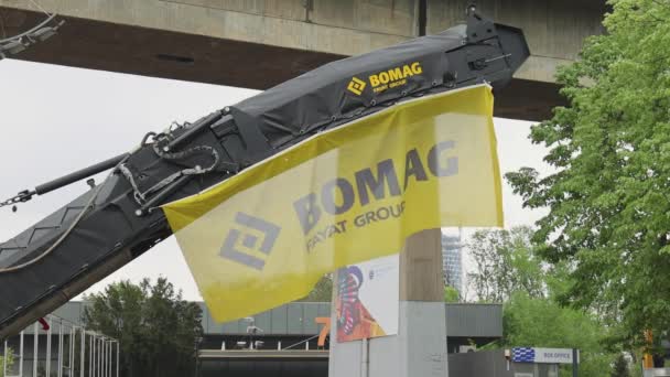 Belgrado Serbia Abril 2022 Yellow Flag Bomag Fayat Group Road — Vídeo de stock