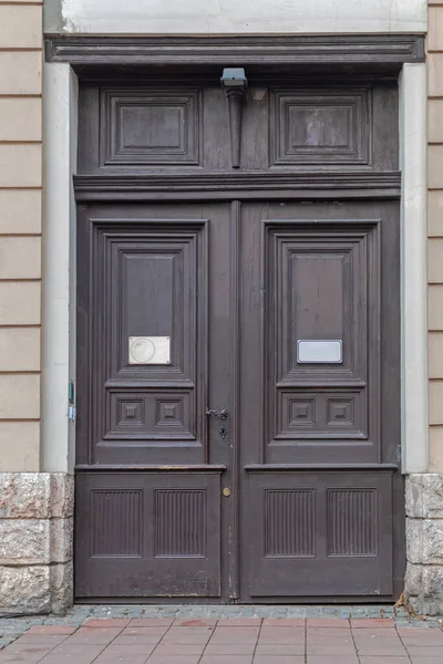 Zamknięte Big Brown Double Doors Wejście Domu — Zdjęcie stockowe