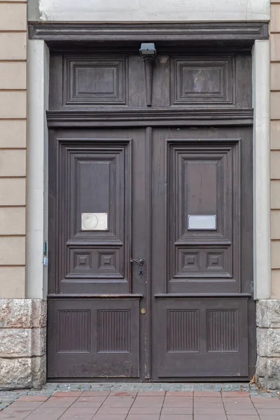 Geschlossene Große Braune Doppeltüren Hauseingang — Stockfoto