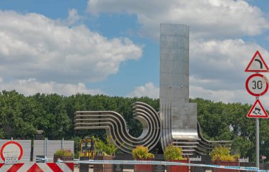 Szeged, Macaristan - 16 Haziran 2021: Macaristan 'ın Szeged kentindeki Tisza Nehri' nde Tarihi Sel Tarihi 1879 Tarihi Tarihi Tarihi Tarihi Tarihi Taşı.