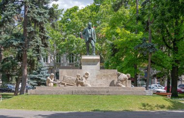 Szeged, Macaristan - 16 Haziran 2021: Macaristan 'ın Szeged kentindeki Szechenyi Parkı' ndaki Tisza Lajos Siyaset Tarihi Anıtı.