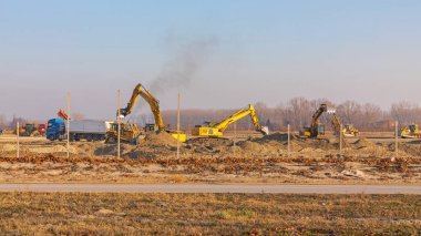 Yeni İnşaat Alanı Arazi İşlerinde Kazıcı Kazısı