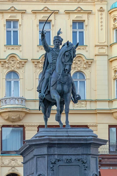 ザグレブ市内中心部の首都クロアチアでのバン ジェラシックの乗馬像 — ストック写真