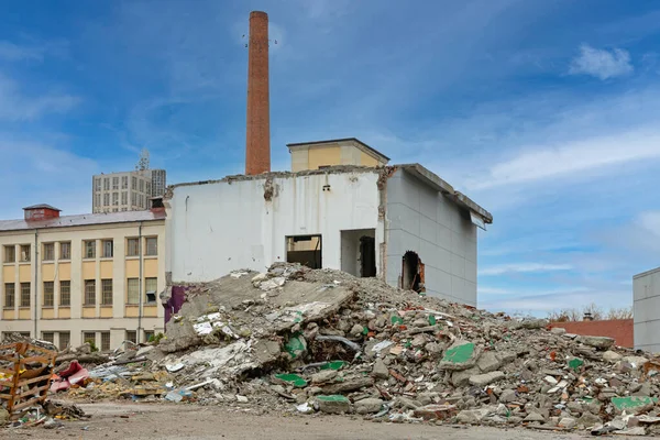 废弃旧厂拆卸工地的大堆碎石 — 图库照片
