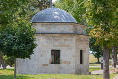 Belgrad, Sırbistan - 25 Temmuz 2021: Türkiye Damat Ali Paşa Turbeşi Kalemegdan Kale Parkı Yaz Günü.
