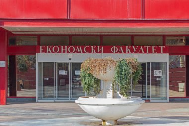 Belgrad, Sırbistan - 14 Şubat 2021: Belgrad Üniversitesi Ekonomi Fakültesi Eğitim Kurumuna Giriş.