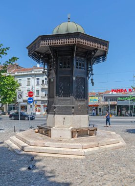 Belgrad, Sırbistan - 08 Temmuz 2021: Türkiye 'nin Skadarlija Caddesi' ndeki Sebilj İçme Çeşmesi.
