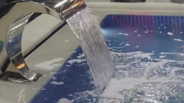 Modern Spa Havuzu 'ndaki Şelale Aygıtından Yüksek Akış Suyu