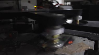 CD ve DVD CD Yapıcı Makine Üretim Fabrikası Eski Teknoloji
