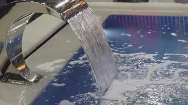 High Flow Water Waterfall Device Een Modern Kuuroord — Stockvideo