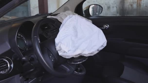 スモールカーフロント交通事故の問題でオープンエアバッグ — ストック動画