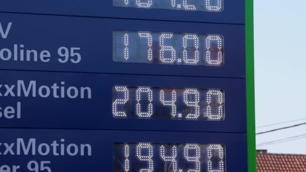 Weiße Led Anzeige Treibstoffpreisliste Tankstelle Totem Kippt Nach Unten — Stockvideo