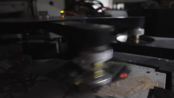 Dvd Compact Disc Maker Maszyna Produkcji Procesu Fabrycznego Stara Technologia — Wideo stockowe