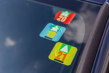 Araba ön camında üç İsviçre Yolu Vergi Etiketi Vignette