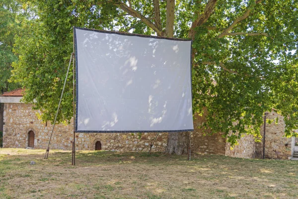 Shade Park Yaz Gününde Canvas Projektör Ekranı Kopyalama Boşluğu — Stok fotoğraf