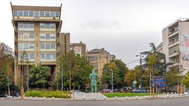 Belgrad, Sırbistan - 07 Ekim 2021: İlçe Planlama Enstitüsü Eski Acımasız Hükümet İnşaat ve Bronz Anıt Despot Stefan Lazareviç Sonbahar Günü.