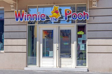 Sremska Mitrovica, Sırbistan - 22 Temmuz 2022: Çocuk Oyuncak Dükkanı Winnie the Pooh Şehirdeki Masarikova Caddesi 'nde.