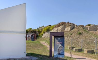 Belgrad, Sırbistan - 11 Eylül 2021: Belo Brdo Arkeoloji Billboard 'una Giriş Yolu Vinca Konumu MÖ 6000 MÖ Birinci Çağ.