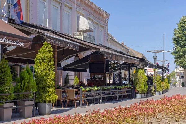 Sremska Mitrovica セルビア 2022年7月22日 ドルチェ カーサ市内中心部のサン シュテファン広場でのコーヒーとケーキ晴れ暑い夏の日 — ストック写真